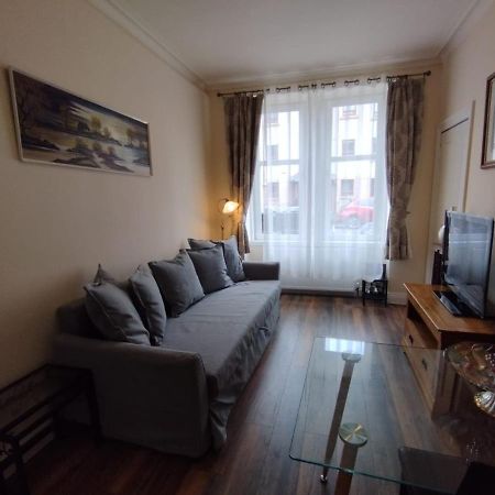 2 Bedrooms Flat Central Edinburgh, Sleeps 6, In The Shadow Of Holyrood Park And Arthur'S Seat With Free Parking, Two Bed Rooms Екстериор снимка