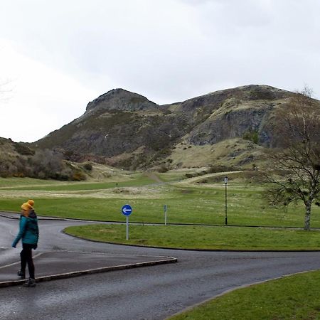 2 Bedrooms Flat Central Edinburgh, Sleeps 6, In The Shadow Of Holyrood Park And Arthur'S Seat With Free Parking, Two Bed Rooms Екстериор снимка