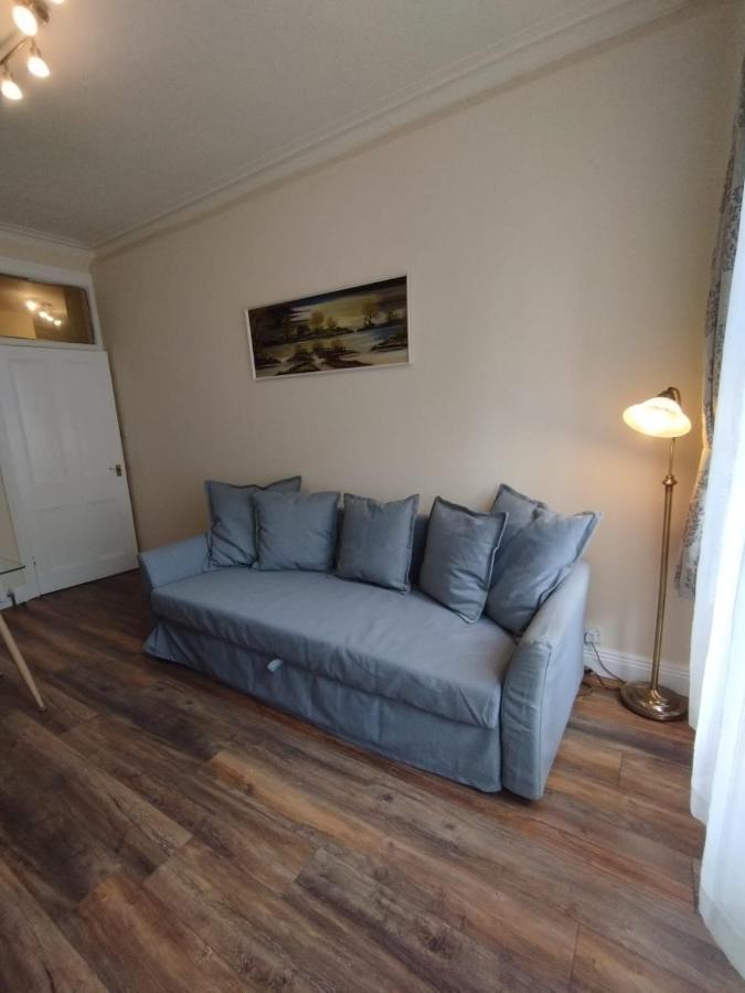 2 Bedrooms Flat Central Edinburgh, Sleeps 6, In The Shadow Of Holyrood Park And Arthur'S Seat With Free Parking, Two Bed Rooms Екстериор снимка