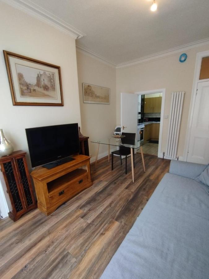 2 Bedrooms Flat Central Edinburgh, Sleeps 6, In The Shadow Of Holyrood Park And Arthur'S Seat With Free Parking, Two Bed Rooms Екстериор снимка