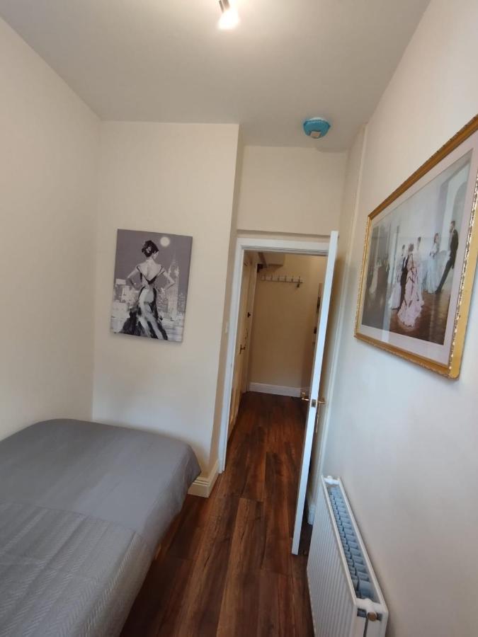 2 Bedrooms Flat Central Edinburgh, Sleeps 6, In The Shadow Of Holyrood Park And Arthur'S Seat With Free Parking, Two Bed Rooms Екстериор снимка