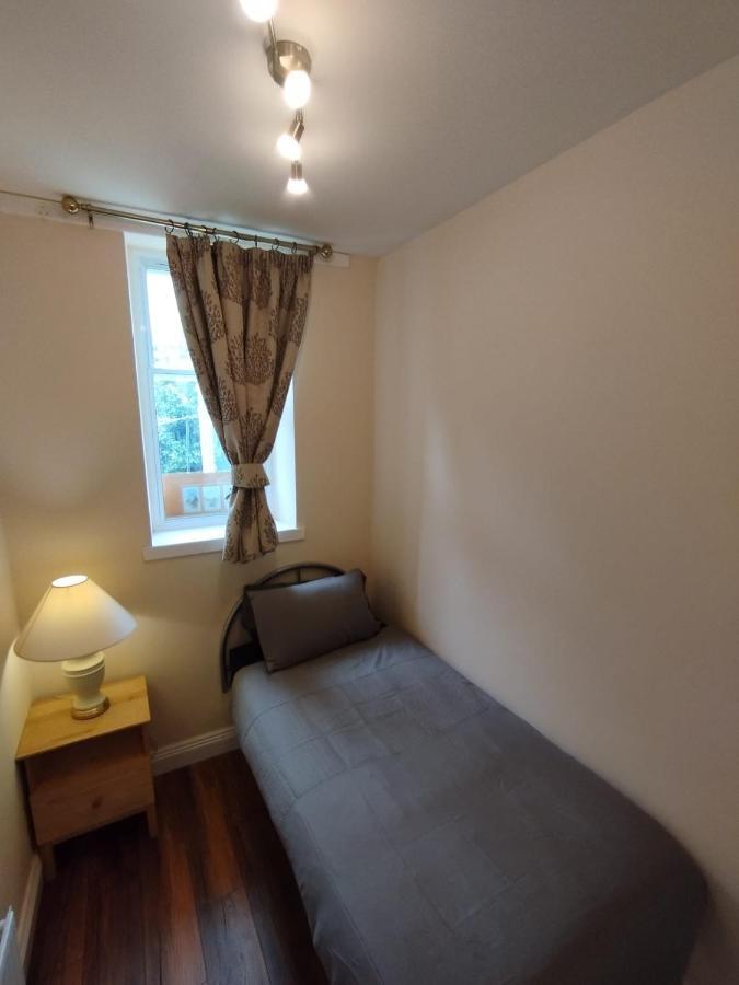 2 Bedrooms Flat Central Edinburgh, Sleeps 6, In The Shadow Of Holyrood Park And Arthur'S Seat With Free Parking, Two Bed Rooms Екстериор снимка