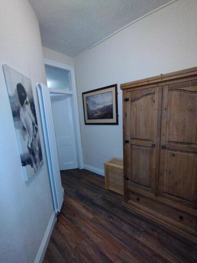 2 Bedrooms Flat Central Edinburgh, Sleeps 6, In The Shadow Of Holyrood Park And Arthur'S Seat With Free Parking, Two Bed Rooms Екстериор снимка