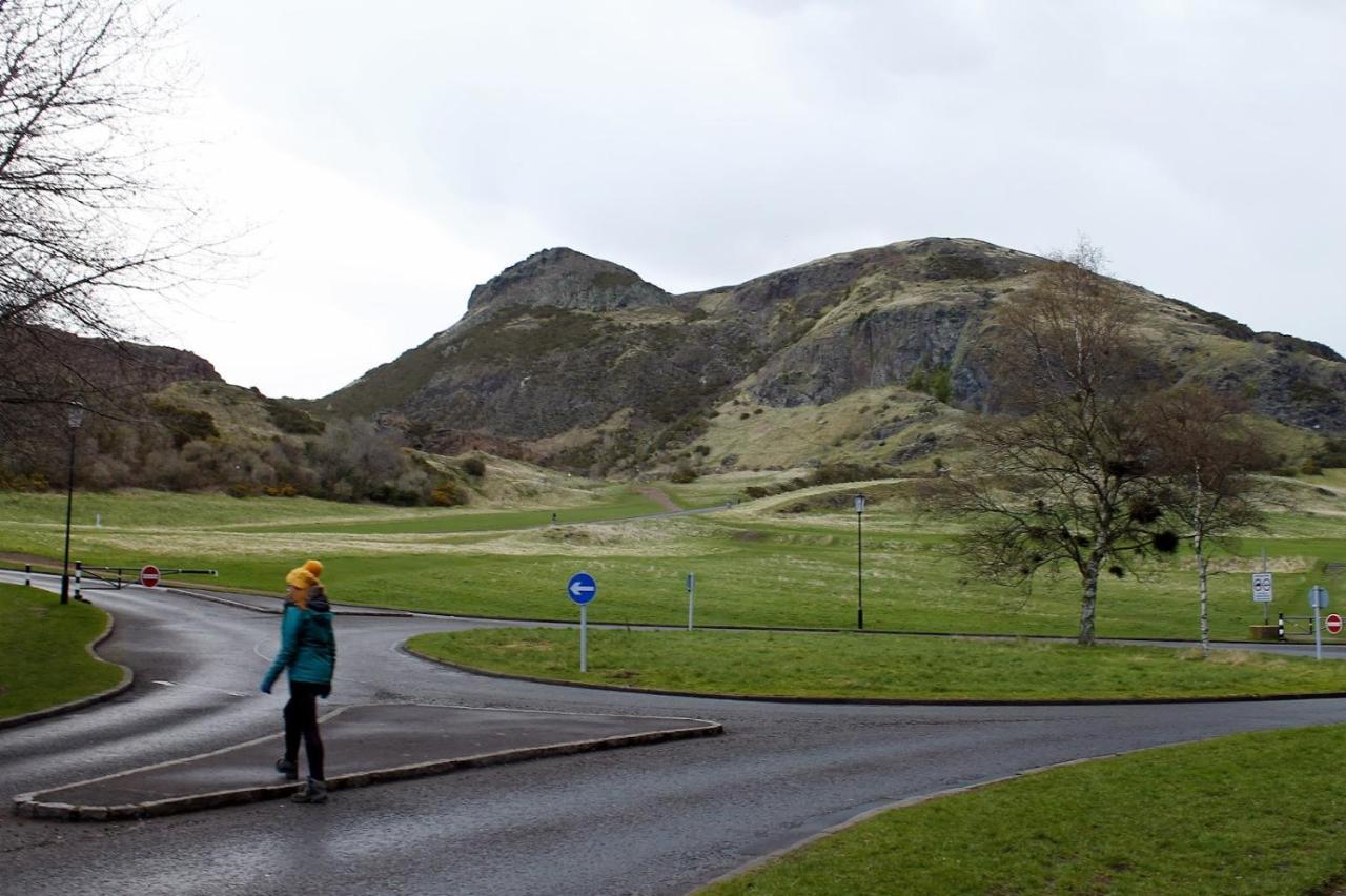 2 Bedrooms Flat Central Edinburgh, Sleeps 6, In The Shadow Of Holyrood Park And Arthur'S Seat With Free Parking, Two Bed Rooms Екстериор снимка